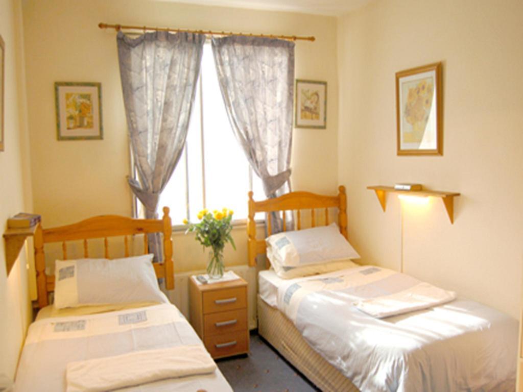 Broadway Lodge Bed And Breakfast Surbiton Стая снимка
