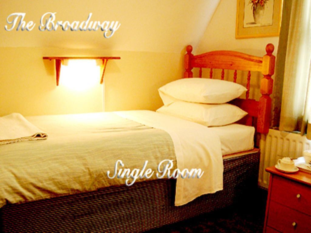 Broadway Lodge Bed And Breakfast Surbiton Стая снимка