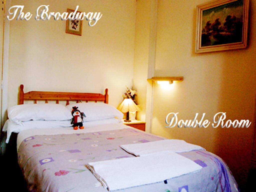 Broadway Lodge Bed And Breakfast Surbiton Стая снимка